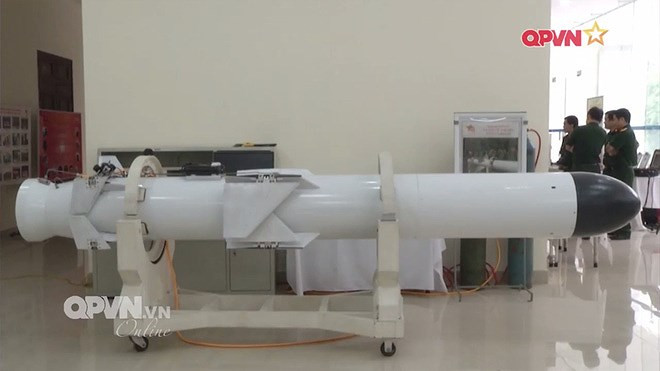Mặc dù từ thiết kế trên máy tính tới lúc tạo ra mẫu thử nghiệm, bắn thử nghiệm, nghiệm thu là hành trình rất dài, gian nan, phức tạp… nhưng có thể nói nếu thành công, đó thực sự là “bước nhảy vọt” của công nghiệp quốc phòng Việt Nam. Chúc công nghiệp quốc phòng nội địa thành công với dự án tên lửa phòng thủ bờ biển! Ảnh: QPVN