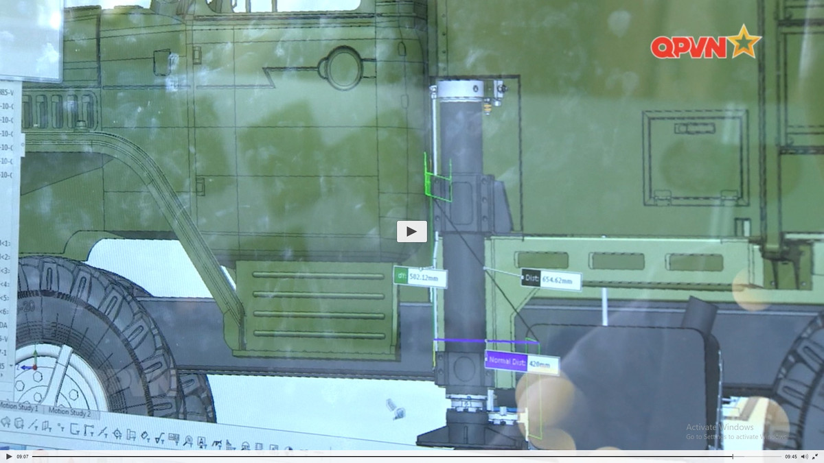 Xe phóng tự hành có lắp chân trống thủy lực để cố định bệ phóng, giảm giật khi khai hỏa tên lửa. Ảnh: Kênh QPVN