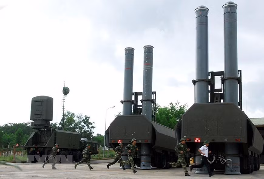 Ở ngoài 100-300km, chúng ta hiện đã có hệ thống phòng thủ K-300P Bastion-P đảm nhiệm. Tổ hợp này trang bị tên lửa hành trình siêu âm P-800 Yakhont có tầm bắn 120-300km tùy quỹ đạo bay, tốc độ Mach 2,8-3. Ảnh: TTXVN