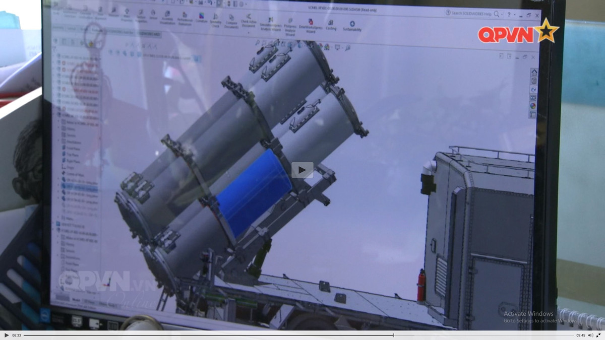 Thiết kế đồ họa tổ hợp vũ khí trông giống với cấu hình hệ thống tên lửa phòng thủ bờ biển được nhìn thấy trong phóng sự “Hiệu ứng từ những công trình trẻ” phát sóng trên kênh Quốc phòng Việt Nam hôm 11/8. Trong ảnh, đồ họa mô phỏng hệ thống vũ khí với bệ phóng tên lửa và cabin điều khiển đặt trên khung gầm xe bánh lốp. Ảnh: Kênh QPVN