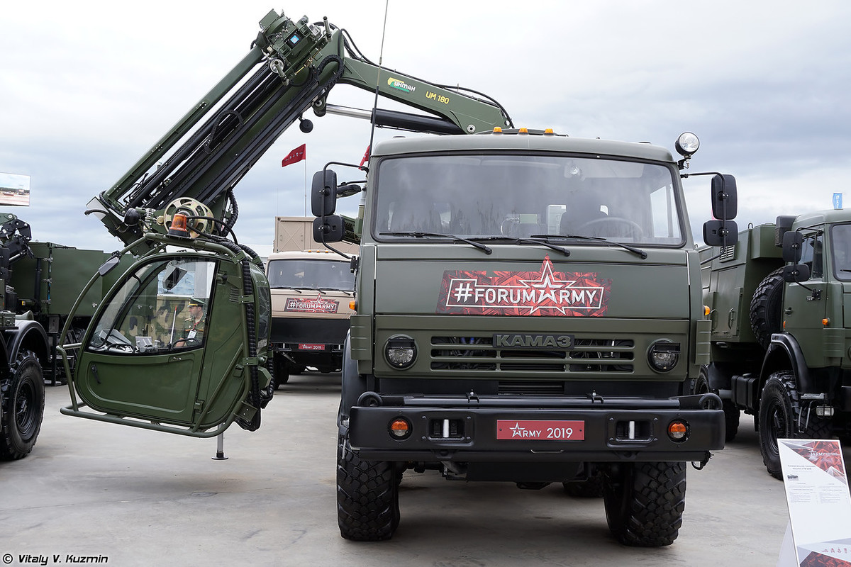 Xe tiêu tẩy UTM-80M với chiếc cần cẩu lắp cabin khá độc đáo phục vụ việc tiêu tẩy. Nguồn ảnh: Vitaly-Kuzmin