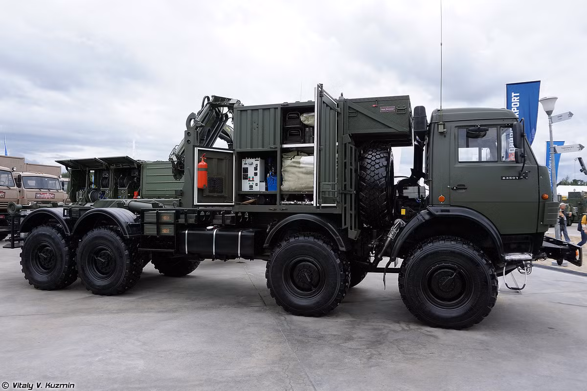 Hệ thống khử nhiễm được thiết kế để phục vụ việc khử độc quy mô lớn cho con người và các thiết bị. Hệ thống này không chỉ khử độc phóng xạ, sinh học, hóa học mà còn ứng dụng trong độc tố công nghiệp. Ảnh: Trạm tiêu tẩy cơ động USSO đặt trên khung gầm xe vận tải… Nguồn ảnh: Vitaly-Kuzmin