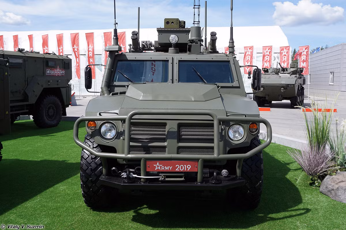 Xe trinh sát NBC RKhM-8 có cùng chức năng như RKhM-6 nhưng sử dụng khung gầm cơ sở dòng xe thiết giáp đa dụng hạng nhẹ Tigr. Nguồn ảnh: Vitaly-Kuzmin