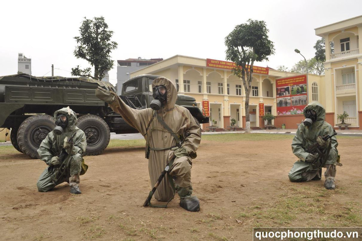 Trang bị bộ đội hóa học hiện nay đa phần do Liên Xô (cũ) sản xuất và viện trợ, cũng như một phần khí tài do công nghiệp quốc phòng chúng ta tự sản xuất. Tuy vẫn đáp ứng được yêu cầu hiện tại, nhưng nếu có điều kiện chúng ta nên cân nhắc hiện đại hóa với các khí tài mới từ Nga. Nguồn ảnh: Quốc phòng Thủ đô