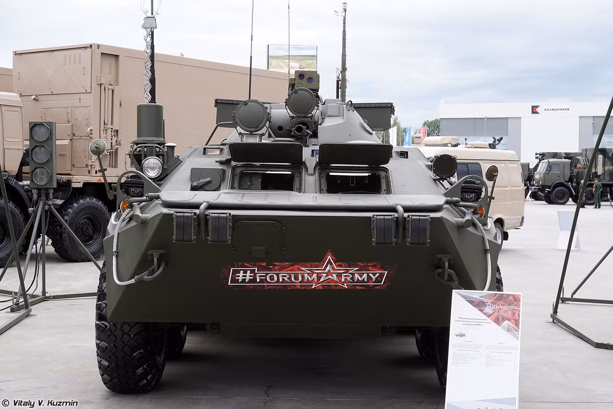 Mới đây, tại Diễn đàn Quân sự - Kỹ thuật Army 2019 ở Công viên Patriot, các công ty quốc phòng Nga đã giới thiệu một loạt các trang bị mới dành cho các lực lượng tác chiến trong chiến tranh xạ - sinh – hóa. Trong ảnh là dòng xe trinh sát phóng xạ - hóa học - sinh học (viết tắt theo tiếng Anh là NBC) RKhM-6 được sản xuất trên khung gầm thiết giáp BTR-80. Chiếc xe này được ví như phòng thí nghiệm NBC với khả năng phân tích, phát hiện các chất phóng xạ, hóa học tồn tại trong không khí... Nguồn ảnh: Vitaly-Kuzmin