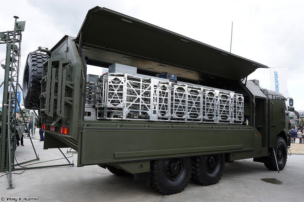 Tại Army 2019, Nga giới thiệu “muôi hình vạn trạng” các khí tài tiêu tẩy cho bộ đội Hóa học. Trong ảnh là phương tiện tiêu tẩy điều khiển từ xa KDUD. Nguồn ảnh: Vitaly-Kuzmin