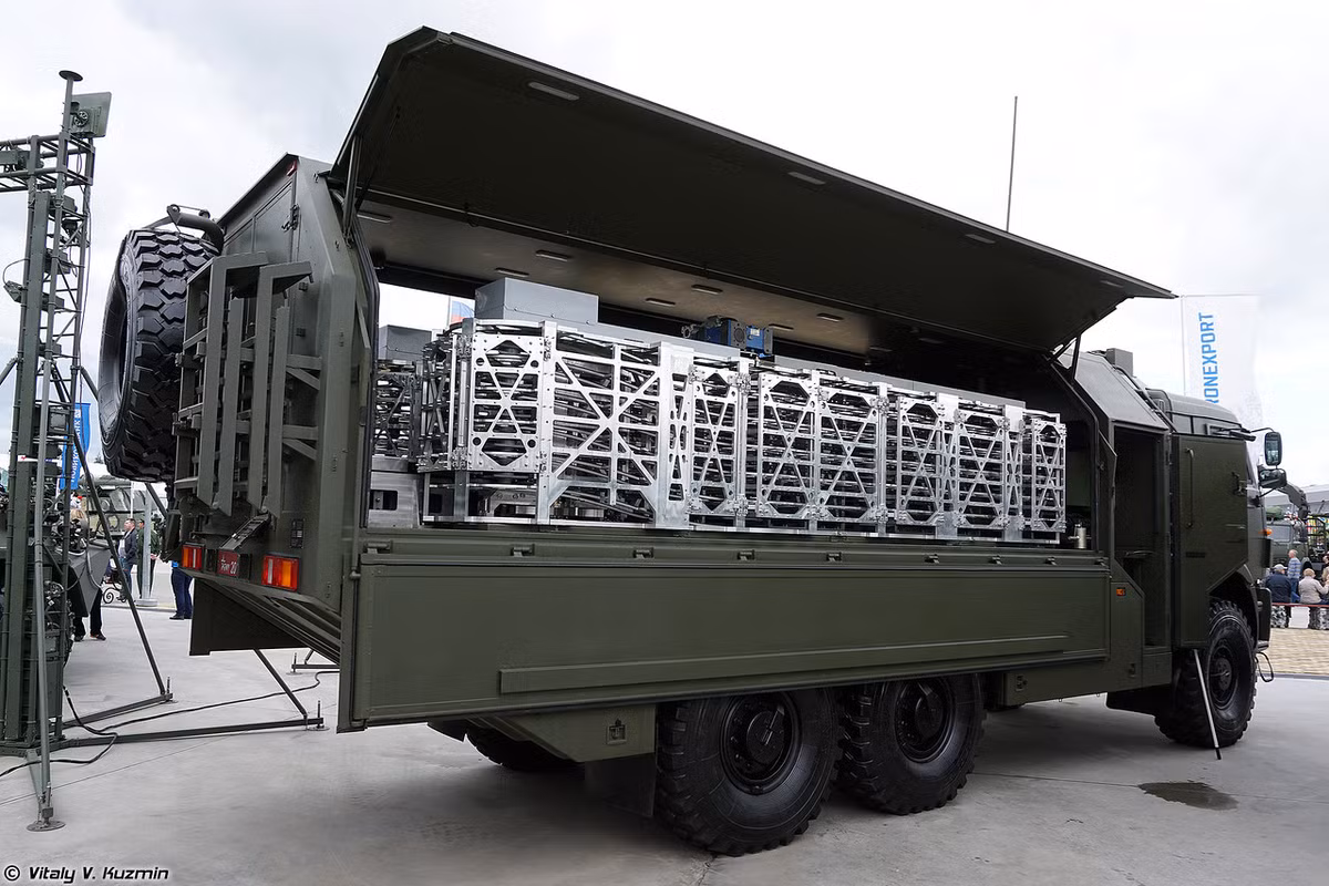 Tại Army 2019, Nga giới thiệu “muôi hình vạn trạng” các khí tài tiêu tẩy cho bộ đội Hóa học. Trong ảnh là phương tiện tiêu tẩy điều khiển từ xa KDUD. Nguồn ảnh: Vitaly-Kuzmin