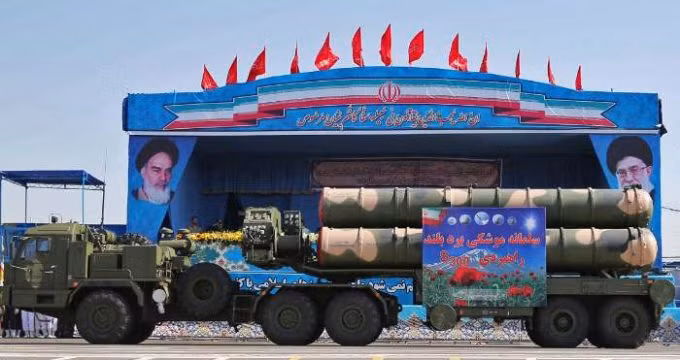 S-300PMU2 (tầm bắn 200km) hoàn toàn đủ sức hạ gục không chỉ B-52 mà cả B-2, Tomahawk. Tuy nhiên số lượng của nó trong Quân đội Iran khá hạn chế, nên có lẽ nó chỉ nên dành cho mục tiêu chiến lược của Mỹ. Nguồn ảnh: The Iran Project