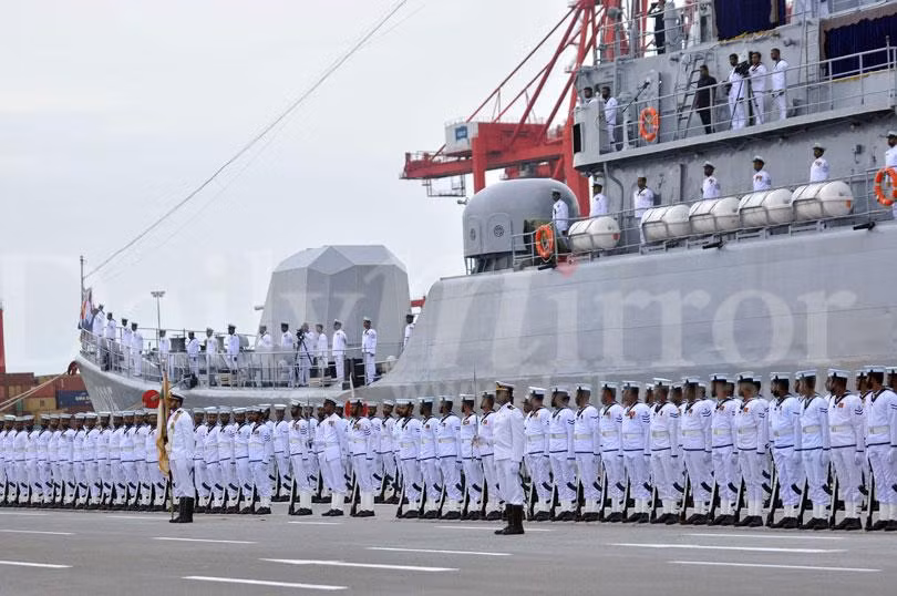 Parakramabahu (P625) trước khi chuyển giao cho Bangladesh là một chiếc tàu hộ vệ được biên chế cho Hạm đội Đông Hải, Trung Quốc với cái tên Tongling (542). Con tàu mới được loại biên chế cách đây không lâu và chuyển giao cho Sri Lanka theo hình như gần như là cho không. Ảnh: Daily Mirror