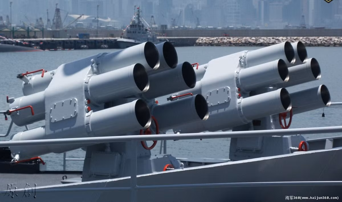 Ngay cả tới các bệ phóng bom phản lực chống ngầm Type 3200 vốn không có mấy tác dụng trong tác chiến săn ngầm hiện đại mà Trung Quốc cũng tháo sạch. Thực ra, loại vũ khí này hữu hiệu khi sử dụng như pháo phản lực oanh tạc bờ biển khi cần. Ảnh: Wikipedia