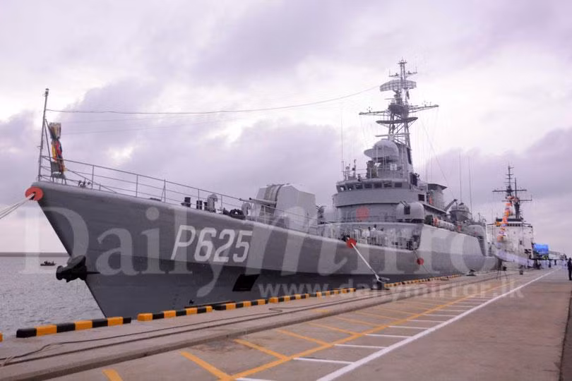 Hôm 22/8, Hải quân Sri Lanka tiến hành buổi lễ trang trọng chính thức biên chế tàu hộ vệ SLNS Parakramabahu (P625) tại quân cảng Colombo với sự tham gia của nhiều quan chức cấp cao chính phủ Sri Lanka và Trung Quốc cùng giới lãnh đạo quân đội. Ảnh: Daily Mirror