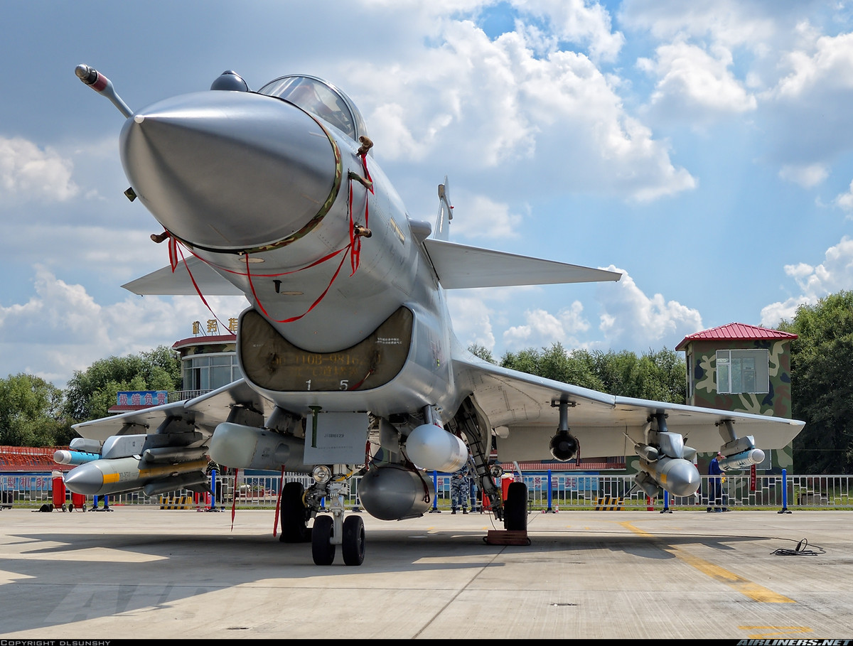 Đặc biệt, J-10C được tiết lộ sở hữu hệ thống radar mạng pha chủ động (AESA) do Trung Quốc phát triển. Đáng tiếc thông số loại radar này tới nay vẫn là điều bí mật. Dẫu vậy, một vài trang mạng Trung Quốc “tự tin” cho rằng với radar AESA, J-10C có khả năng đối chọi với cả các tiêm kích tàng hình F-35 và F-22 của Mỹ. Nguồn ảnh: Airlines.net