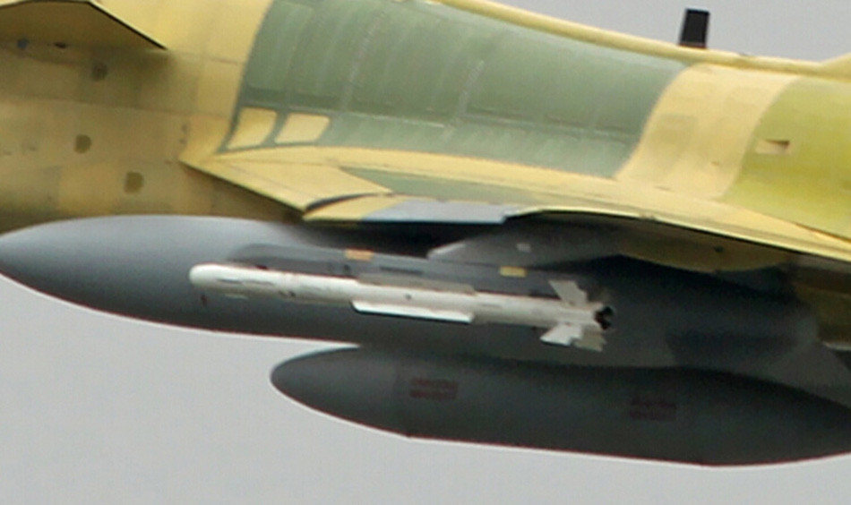 Tất nhiên là để đối chọi với tiêm kích tàng hình Mỹ thì J-10C cần bộ vũ khí tối tân nhất. Các nguồn tin khẳng định J-10C sẽ mang được hai loại tên lửa không đối không mới nhất: PL-10 (ảnh) và PL-15.