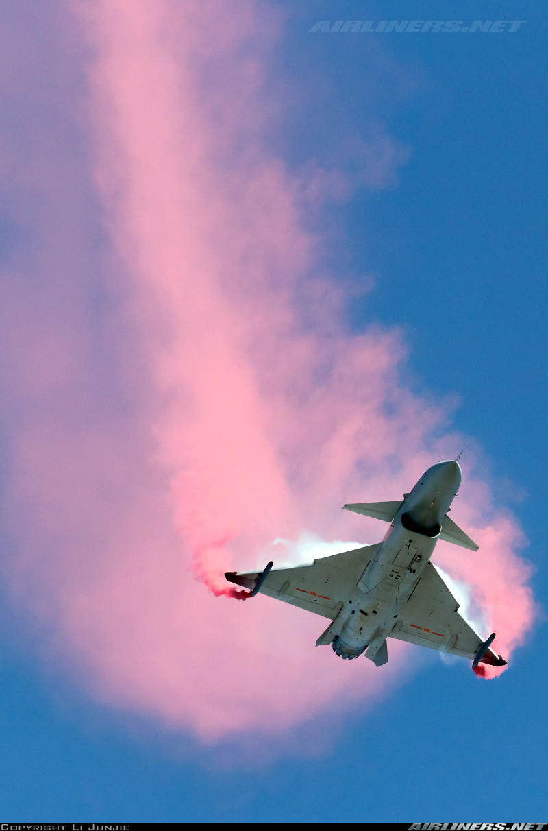 J-10C có thể đạt tốc độ lên tới Mach 1,8, bán kính chiến đấu 500-600km, tầm bay cực đại 1.800km và trần bay 18.000m. Tải trọng vũ khí trên máy bay lên tới 7 tấn không chỉ cho phép mang được tên lửa không đối không mà cả tên lửa không đối đất, bom thông minh. Nguồn ảnh: Airlines.net