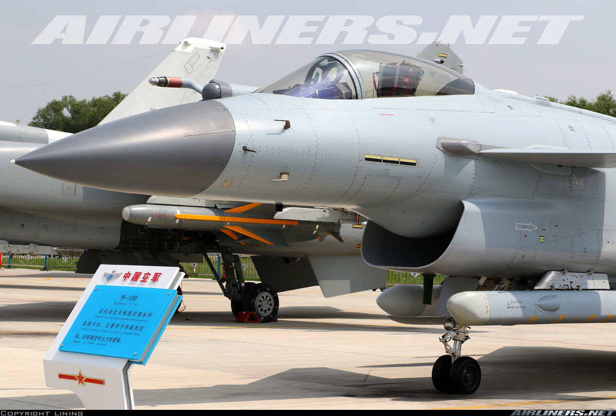 Tiêm kích J-10C về cơ bản được phát triển trên cơ sở mẫu J-10B với cửa hút không khí cửa hút khí khuếch tán siêu âm (DSI) khắc phục điểm yếu lớn trên bản J-10A, cho phép máy bay hoạt động ổn định ở tốc độ cao dù nó đòi hỏi người ta cần có phần mềm điều khiển bay hiện đại. Nguồn ảnh: Airlines.net