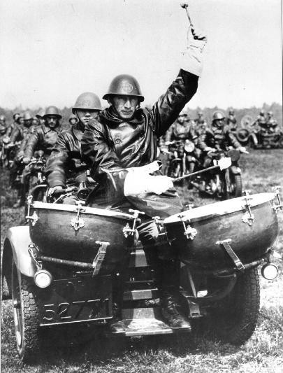 M34 rất nổi bật trên chiến trường nhờ huy hiệu ở mặt trước của mũ. Ngoài ra phần đuôi mũ khá dài giúp bảo vệ gáy người đội, yếu tố mà các loại mũ khác ít chú trọng đến. Ảnh: Warspot.