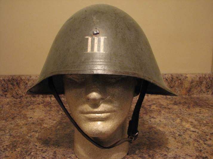 Mũ bảo hiểm M1923 của Đan Mạch trong Thế chiến II. Mũ có kích thước khá lớn với 2 vành rộng xuôi về 2 bên che hết phần mang tai. Thiết kế này nhằm tăng khả năng chống mảnh đạn văng từ 2 bên. Ảnh: Warspot.