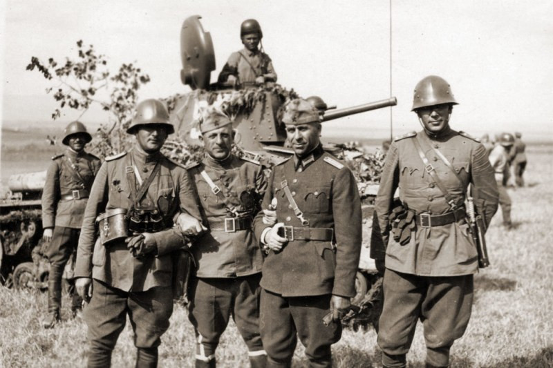 Loại mũ bảo hiểm này được sử dụng phổ biến trong Hồng quân và quân đội các nước Đông Âu. Mũ có diện tích bảo vệ phần đầu khá lớn, tăng khả năng bảo vệ người đội khỏi mảnh đạn pháo văng từ nhiều hướng khác nhau. Ảnh: Warspot.