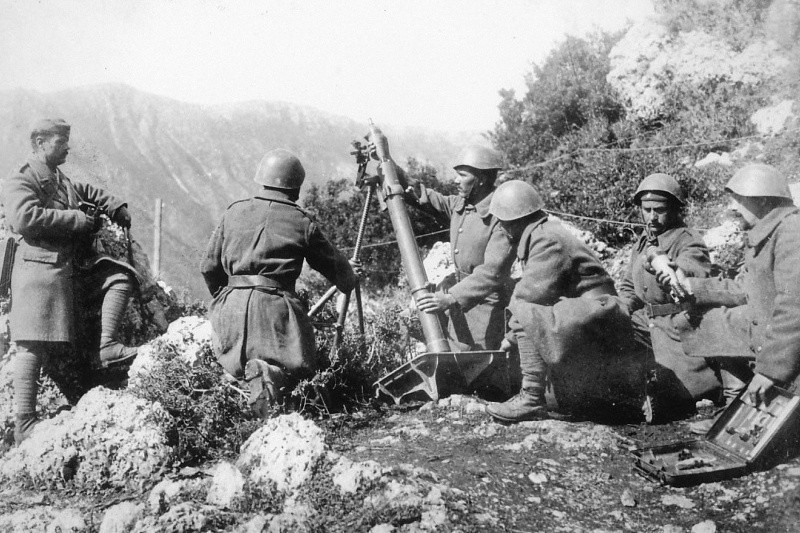 Đến cuối Thế chiến II các loại mũ cứng chế tạo bằng vật liệu mới được ưu tiên sử dụng vì trọng lượng nhẹ, khả năng bảo vệ đạn đạo và chống va đập tốt hơn các loại mũ bằng thép. Ảnh: Warspot.