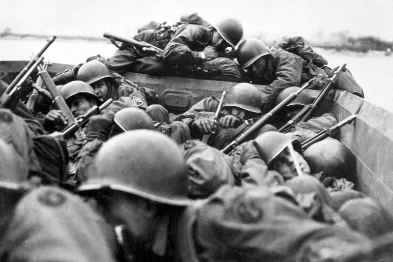 Ngày nay, quân đội các nước chuyển sang sử dụng mũ bảo hiểm chế tạo từ sợi Kevlar, Twaron với khả năng bảo vệ chống đạn đạo gấp nhiều lần mũ thép. Ngoài ra, mũ còn có các đường ray giúp gắn thêm kính nhìn đêm, đèn và thiết bị hỗ trợ khác khi tác chiến. Ảnh: Warspot.