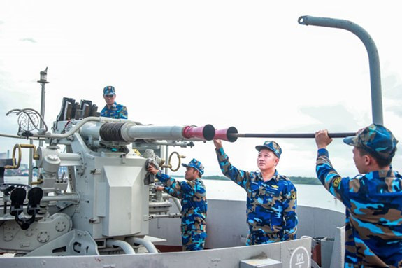 Và rất ngạc nhiên là dù công nghiệp quốc phòng của ta thường quen sản xuất đạn dược pháo hải quân 25mm-37mm chuẩn Liên Xô, nhưng các đoạn phim được truyền hình Hải quân công bố cho thấy dường như ta đã tự sản xuất thêm đạn pháo 40mm chuẩn NATO trang bị cho tàu đổ bộ Mỹ. Ảnh: Báo Hải quân