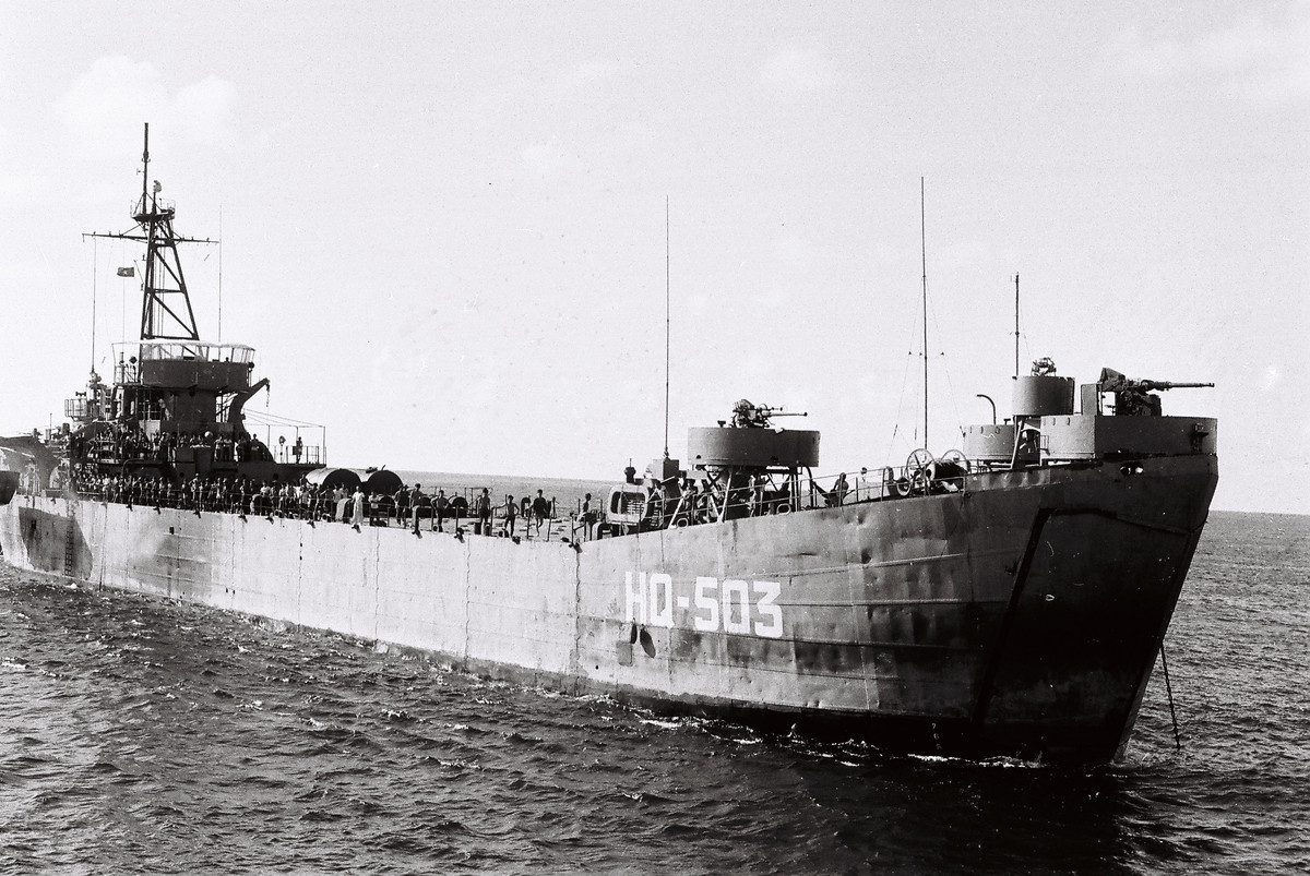 Nguồn gốc các tàu đổ bộ lớn này không đâu khác chính là chiến lợi phẩm giá trị cao thu được sau ngày 30/4/1975. Thời điểm đó, sau khi tiếp quản các căn cứ cũ của VNCH, Hải quân Nhân dân Việt Nam đã khôi phục và tái sử dụng 3 tàu đổ bộ tăng cỡ lớn do Mỹ chế tạo từ những năm 1940. Các tàu này được cho là tham gia tích cực trong chiến dịch biên giới Tây Nam 1979. Ảnh: tư liệu