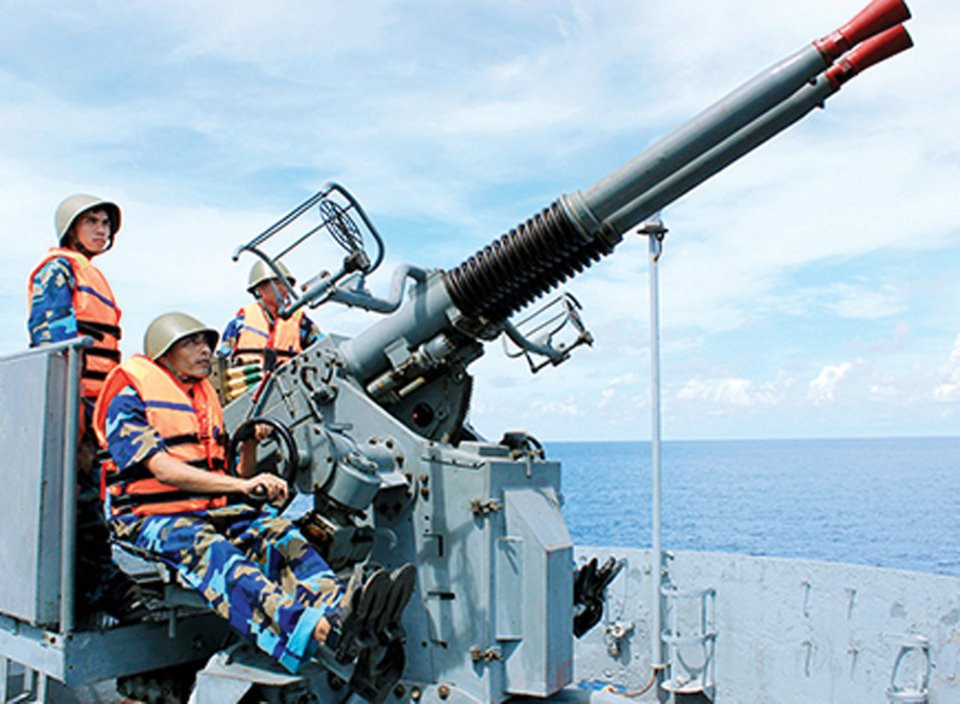 Về hỏa lực tự vệ, các tàu đổ bộ LST của Mỹ trang bị hai bệ pháo 40mm 2 nòng, 4 bệ pháo 40mm một nòng và 12 bệ pháo 20mm một nòng. Tuy vậy, các hình ảnh được công bố về tàu LST này hiện tại chủ yếu có sự xuất hiện của pháo 40mm 1 và 2 nòng, trong khi loại 20mm hầu như không thấy. Không loại trừ khả năng chúng ta tháo bỏ. Ảnh: Báo Hải quân