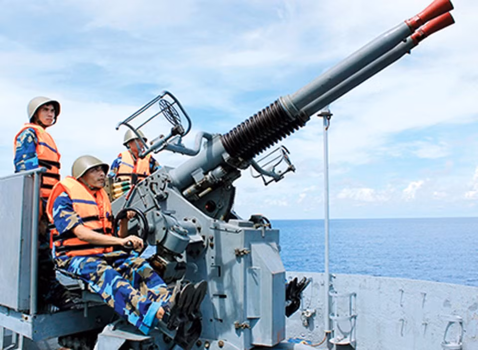 Về hỏa lực tự vệ, các tàu đổ bộ LST của Mỹ trang bị hai bệ pháo 40mm 2 nòng, 4 bệ pháo 40mm một nòng và 12 bệ pháo 20mm một nòng. Tuy vậy, các hình ảnh được công bố về tàu LST này hiện tại chủ yếu có sự xuất hiện của pháo 40mm 1 và 2 nòng, trong khi loại 20mm hầu như không thấy. Không loại trừ khả năng chúng ta tháo bỏ. Ảnh: Báo Hải quân