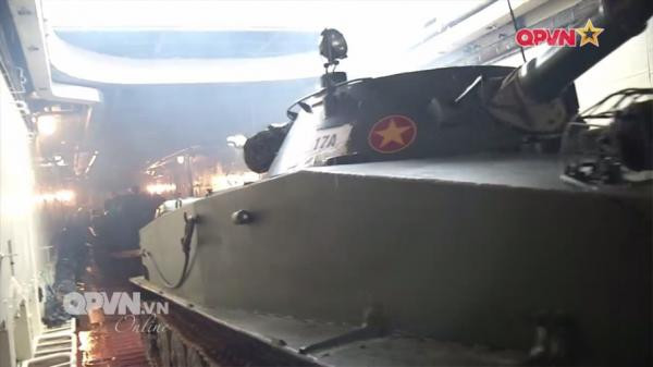 Trong ảnh, xe tăng hạng nhẹ PT-76B của bộ đội hải quân đánh bộ Việt Nam trong khoang hầm tàu đổ bộ 501 tham gia diễn tập đổ bộ đánh chiếm bờ biển. Truyền hình Hải quân