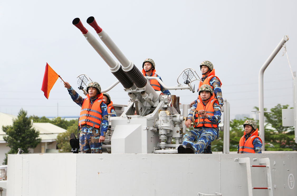 Pháo phòng không 2 nòng 40mm có tốc độ bắn khoảng 120 phát/phút, thao tác hoàn toàn thủ công với kíp pháo thủ 4 người, tầm bắn tối đa 7km, có thể bắn mục tiêu trên không và mặt nước. Ảnh: Báo Hải quân