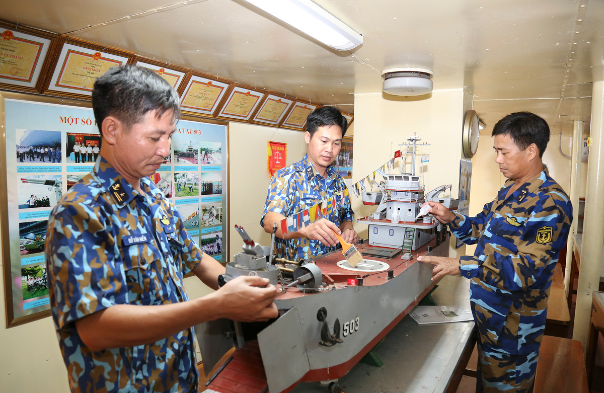 Tàu 501 và 503 khi còn trong biên chế Hải quân Mỹ đều cùng mang một cái tên nhưng thuộc hai lớp khác nhau. Cụ thể, "tên khai sinh" tàu 501 là USS Chelan County (LST-542) còn 503 là USS Chelan County (LST-491). Thiết kế tàu theo kiểu “há mồm” cũ phổ biến thời bấy giờ, các phương tiện sẽ ra khỏi tàu bẳng hai cánh cửa ở mũi. Ảnh: Báo Hải quân