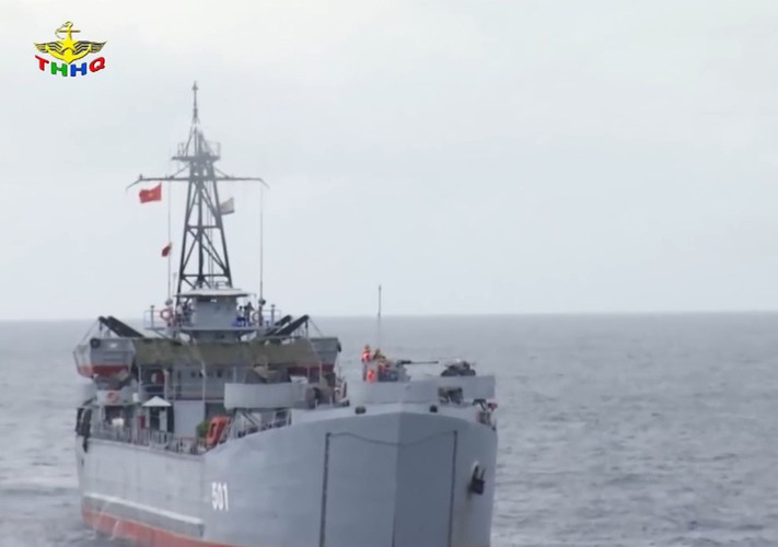 Hai lớp tàu cùng có lượng giãn nước tiêu chuẩn 1.651 tấn, đầy tải 3.698 tấn, dài hơn 100m, trang bị hai máy diesel GM 12-567, hai trục, bánh lái đôi, tốc độ tối đa đạt 12 hải lý/h. Ảnh: Truyền hình Hải quân