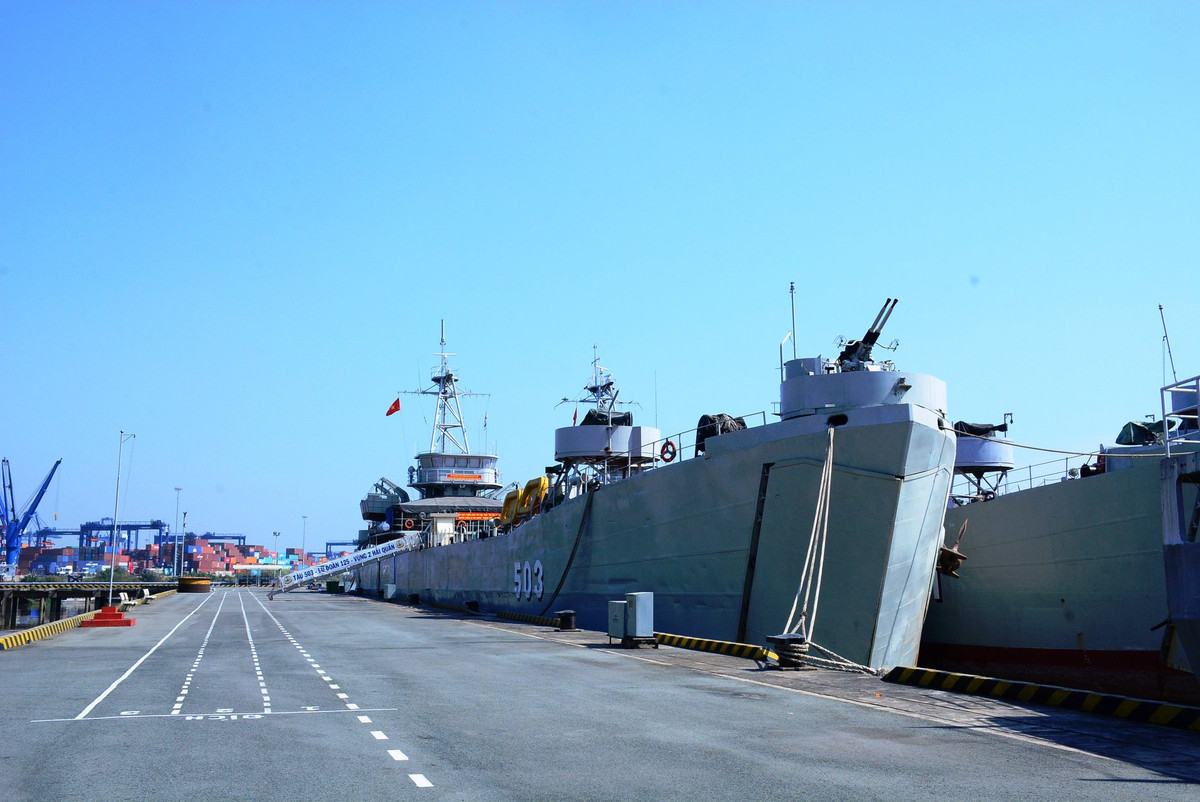 Các tàu còn lại sau hơn nửa thế kỷ phục vụ tưởng chừng như đã bị loại biên chế, thì mới đây trong một bức ảnh đăng trên báo Hải quân, hóa ra cả hai tàu đổ bộ cỡ lớn mang số hiệu 501 và 503 đều vẫn còn phục vụ và trông chúng vẫn mới tinh như ngày nào. Thậm chí trông tàu còn mới hơn cả so với thời trước năm 1975. Ảnh: Báo Hải quân