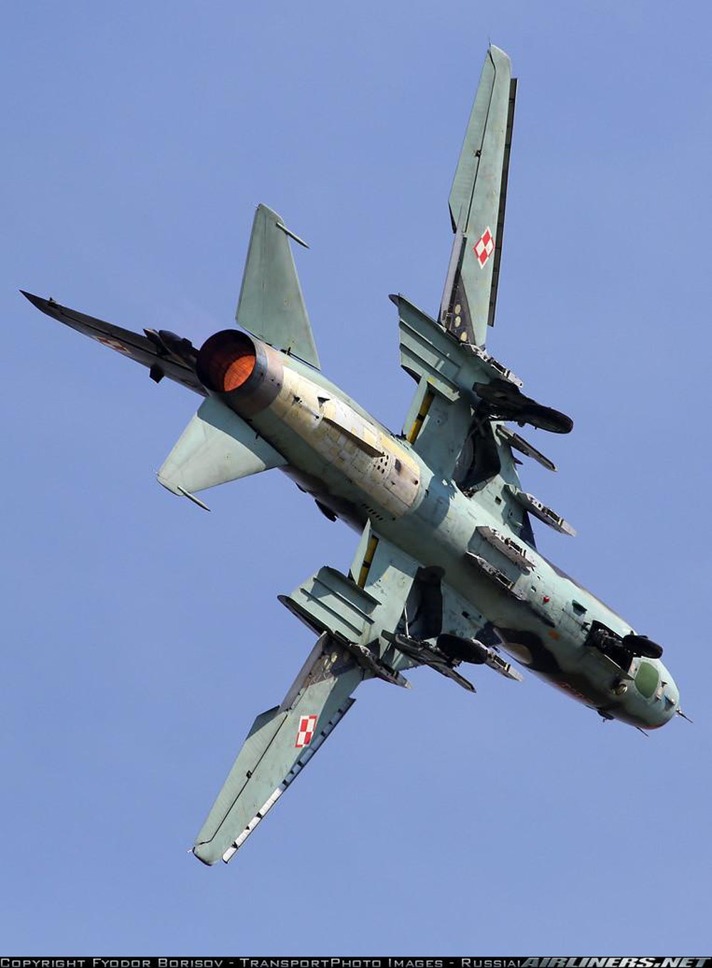 Su-22M4 có 12 giá treo cho phép triển khai tối đa 4 tấn vũ khí gồm: tên lửa không đối đất Kh-25ML, Kh-29L/T/D; tên lửa chống radar Kh-58, Kh-25MP và Kh-28; bom hàng không có điều khiển KAB hoặc loại bom "ngu" FAB. Ngoài ra, còn có 2 khẩu pháo NR-30 30mm ở hai bên cánh, mỗi khẩu lắp 80 viên đạn. Nguồn ảnh: Airliners.net
