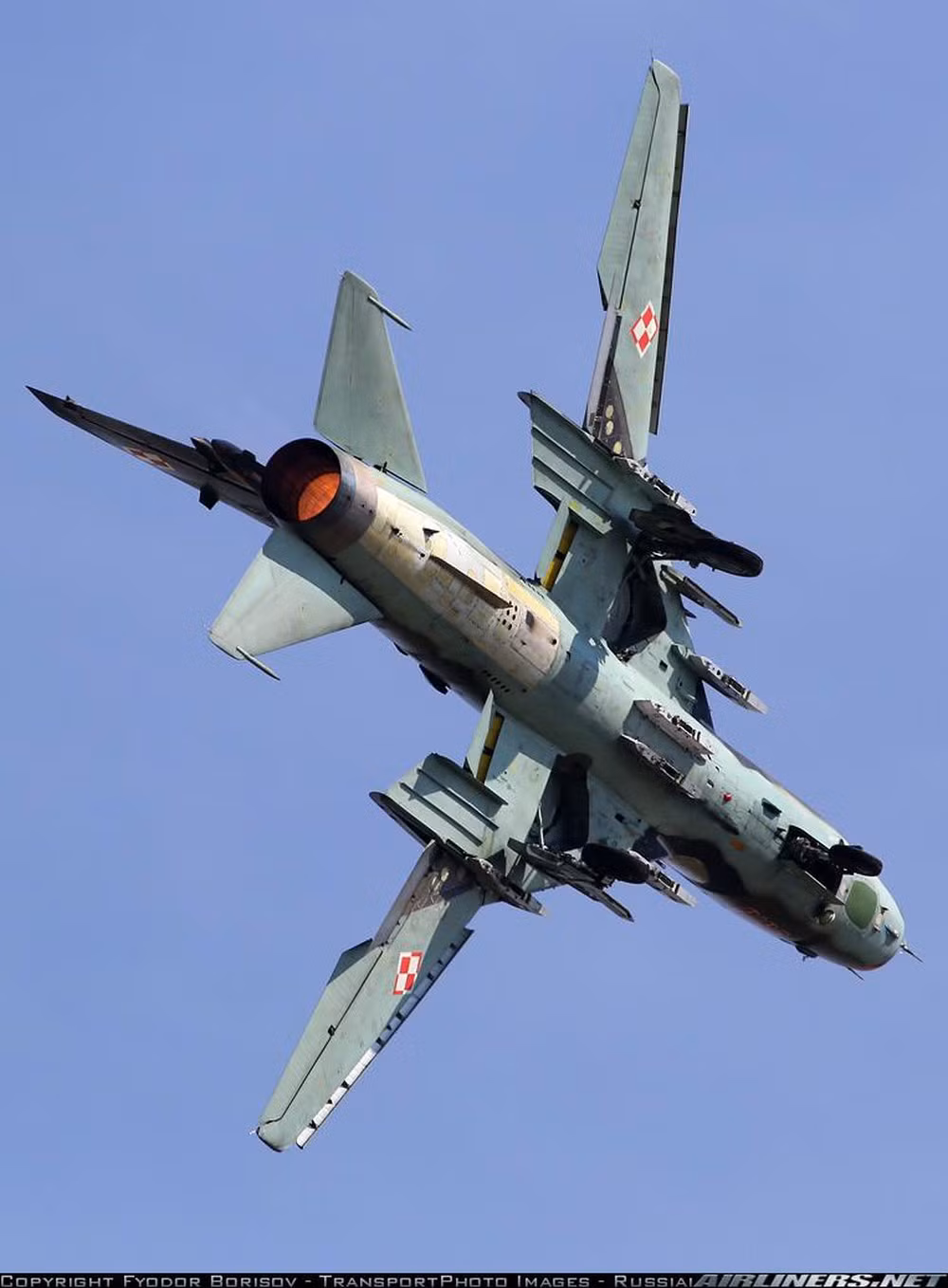 Su-22M4 có 12 giá treo cho phép triển khai tối đa 4 tấn vũ khí gồm: tên lửa không đối đất Kh-25ML, Kh-29L/T/D; tên lửa chống radar Kh-58, Kh-25MP và Kh-28; bom hàng không có điều khiển KAB hoặc loại bom "ngu" FAB. Ngoài ra, còn có 2 khẩu pháo NR-30 30mm ở hai bên cánh, mỗi khẩu lắp 80 viên đạn. Nguồn ảnh: Airliners.net