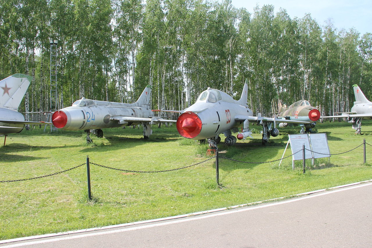 Su-17 được thiết kế chủ yếu cho nhiệm vụ ném bom tấn công các mục tiêu mặt đất. Nó cũng có thể làm nhiệm vụ thứ 2 - tiêm kích phòng không với khả năng mang 2 tên lửa không đối không tầm nhiệt R-60 hoặc K-13. Trong ảnh, từ trái qua phải gồm: Su-17, Su-17M- phiên bản hiện đại hóa sản xuất hàng loạt và Su-17UM – phiên bản huấn luyện chiến đấu hai chỗ ngồi. Nguồn ảnh: Wikipedia