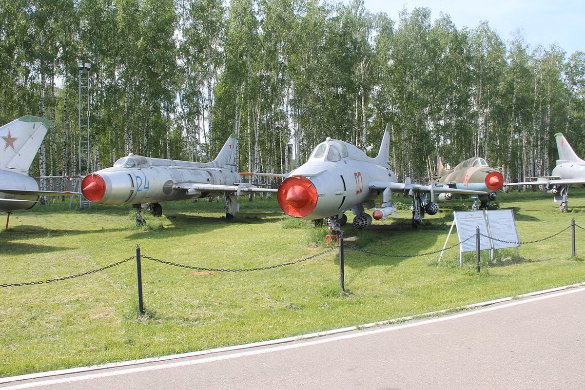 Su-17 được thiết kế chủ yếu cho nhiệm vụ ném bom tấn công các mục tiêu mặt đất. Nó cũng có thể làm nhiệm vụ thứ 2 - tiêm kích phòng không với khả năng mang 2 tên lửa không đối không tầm nhiệt R-60 hoặc K-13. Trong ảnh, từ trái qua phải gồm: Su-17, Su-17M- phiên bản hiện đại hóa sản xuất hàng loạt và Su-17UM – phiên bản huấn luyện chiến đấu hai chỗ ngồi. Nguồn ảnh: Wikipedia