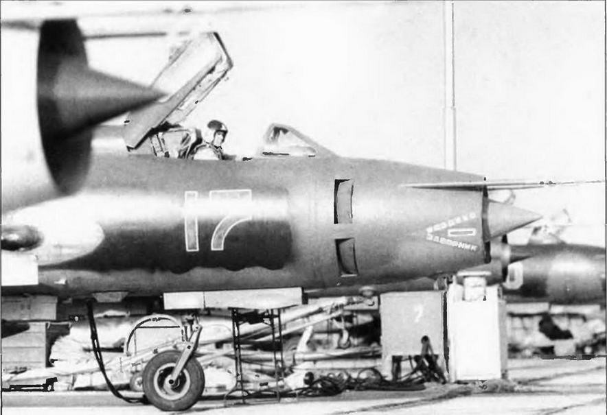 Liên Xô đã sử dụng Su-17 rộng rãi trong Chiến tranh Afghanistan, với 100-150 chiếc phục vụ trong cuộc chiến đó. Su-17 đã hoạt động liên tục trong điều kiện khắc nghiệt của vùng sa mạc, với những sân bay nằm ở độ cao lớn, nhiệt độ cao, nhiều bụi cát… Mức độ sẵn sàng chiến đấu của Su-17 vượt qua cả máy bay cường kích Su-25 và các trực thăng vũ trang. Nguồn ảnh: Wikipedia