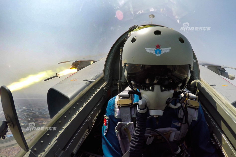 Tải trọng vũ khí của JH-7 lên tới 9 tấn cùng 9 điểm treo cánh và thân, và một khẩu 23mm 2 nòng trong thân. JH-7 có khả năng trang bị tên lửa không đối không tầm ngắn PL-5/8/9; tên lửa chống hạm YJ-83 tầm 180-200km, KD-88 tầm bắn 180km; tên lửa đối đất C-704 tầm bắn 35km; tên lửa chống radar YJ-91…. Nguồn ảnh: Sina