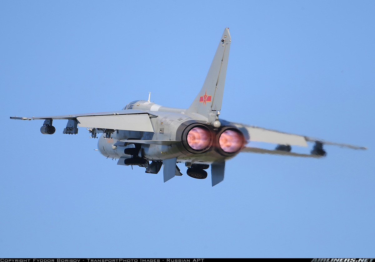 JH-7 trang bị cặp động cơ tuốc bin phản lực cánh quạt đẩy WS-9 cho phép đạt tốc độ tối đa 1.808km/h, bán kính chiến đấu 900km, tầm bay cực đại 3.700km, trần bay 16.000m. Nguồn ảnh: Airliners.net