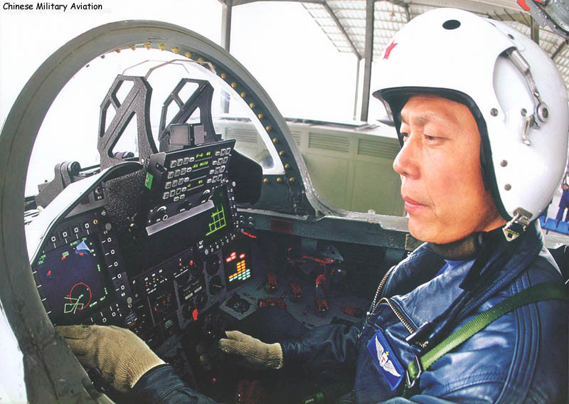 Cận cảnh buồng lái của tiêm kích - bom JH-7A với bảng điều khiển khá hiện đại gồm các màn hình LCD màu đa năng. JH-7A trang bị radar JL-10A có tầm trinh sát tối đa 104km, có khả năng chỉ thị mục tiêu cho bom thông minh và tên lửa hành trình chống tàu. Thế hệ JH-7 đời đầu chỉ có radar Type 243 phát hiện mục tiêu tiêm kích cách 75km. Nguồn ảnh: China Military Aviation