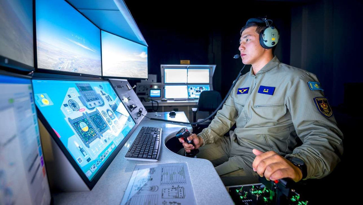 Theo trang mạng Informburo.kz, cùng với các hợp đồng mua 24 tiêm kích đa năng Su-30SM từ Nga, Bộ Quốc phòng Kazakhstan chịu chi một hệ thống huấn luyện mô phỏng cực kỳ hiện đại phục vụ cho đào tạo các phi công tại căn cứ huấn luyện 604 ở Taldy. Ảnh: Grigory Bedenko