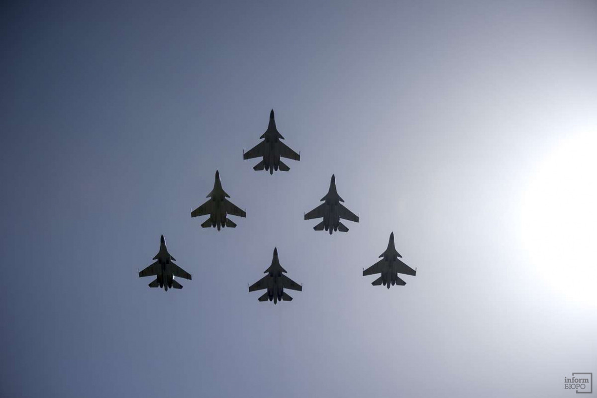 Tất nhiên, “tốt nghiệp” khóa mô phỏng mới chỉ là ½ chặng đường, họ sẽ phải vượt qua các bài huấn luyện trên bầu trời. Trên đó, các phi công chịu nhiều áp lực và nhất là chỉ 1 sai lầm cái giá phải trả là rất đắt. Thế để biết, đào tạo một phi công quân sự khó hơn cả đi tìm “kho báu”. Ảnh: Grigory Bedenko