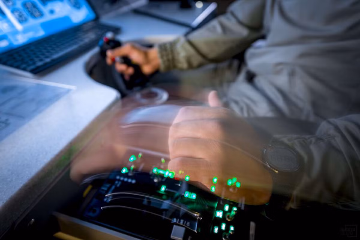 "Đây là yếu tố cần thiết, cho phép tiết kiệm đáng kể các khoản ngân sách. Trình mô phỏng cũng cho phép chúng tôi giảm thời gian đào tạo phi công", chỉ huy căn cứ 604 - địa tá Askar Izbasov cho biết. Cũng theo vị này, trình giả lập giúp hoàn toàn thành 50-60% khóa huấn luyện sử dụng Su-30SM. Ảnh: Grigory Bedenko