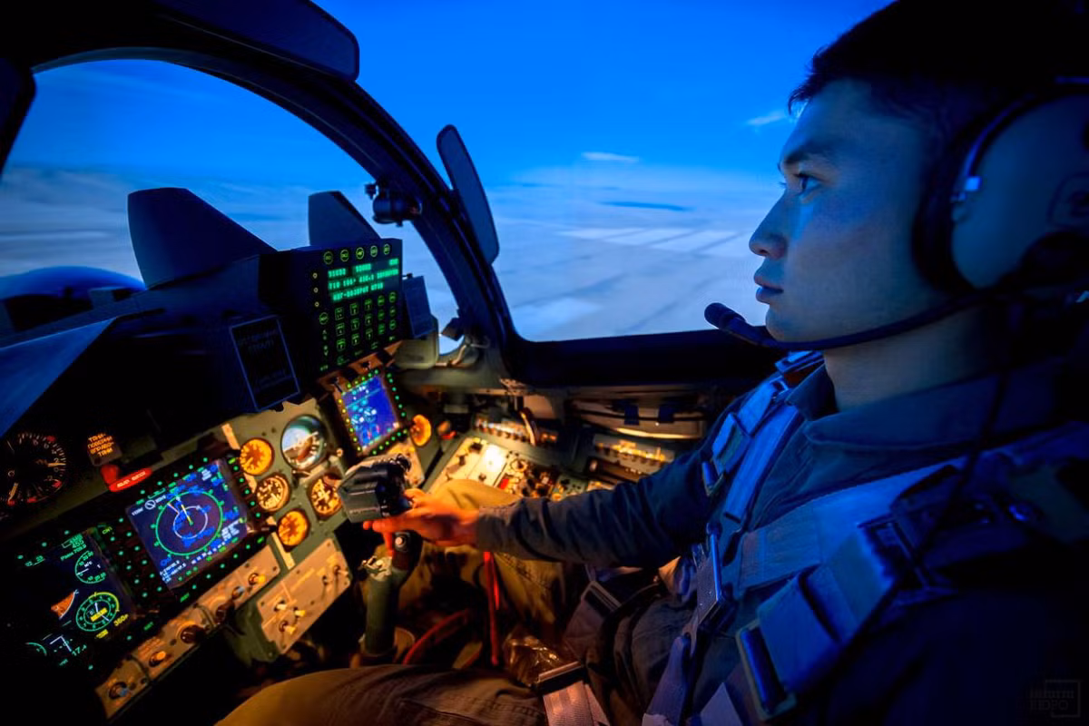 Buồng lái được tích hợp hệ thống điều khiển gồm cần lái, màn hình radar, các màn hình LCD màu hiển thị tham số bay giống 100% buồng lái Su-30SM thật. Ảnh: Grigory Bedenko