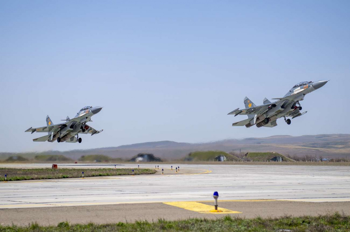 Hiện Kazakhstan là quốc gia thứ 2 ngoài Nga đã nhận được máy bay tiêm kích Su-30SM tiên tiến. Tính tới tháng 12/2018, họ đã có trong trang bị 12 máy bay Su-30SM theo 3 hợp đồng được ký kết lần lượt vào tháng 4/2015, tháng 12/2015 và tháng 5/2018. Trong tương lai gần, Myanmar sẽ trở thành quốc gia thứ 3 có được Su-30SM. Ảnh: Grigory Bedenko