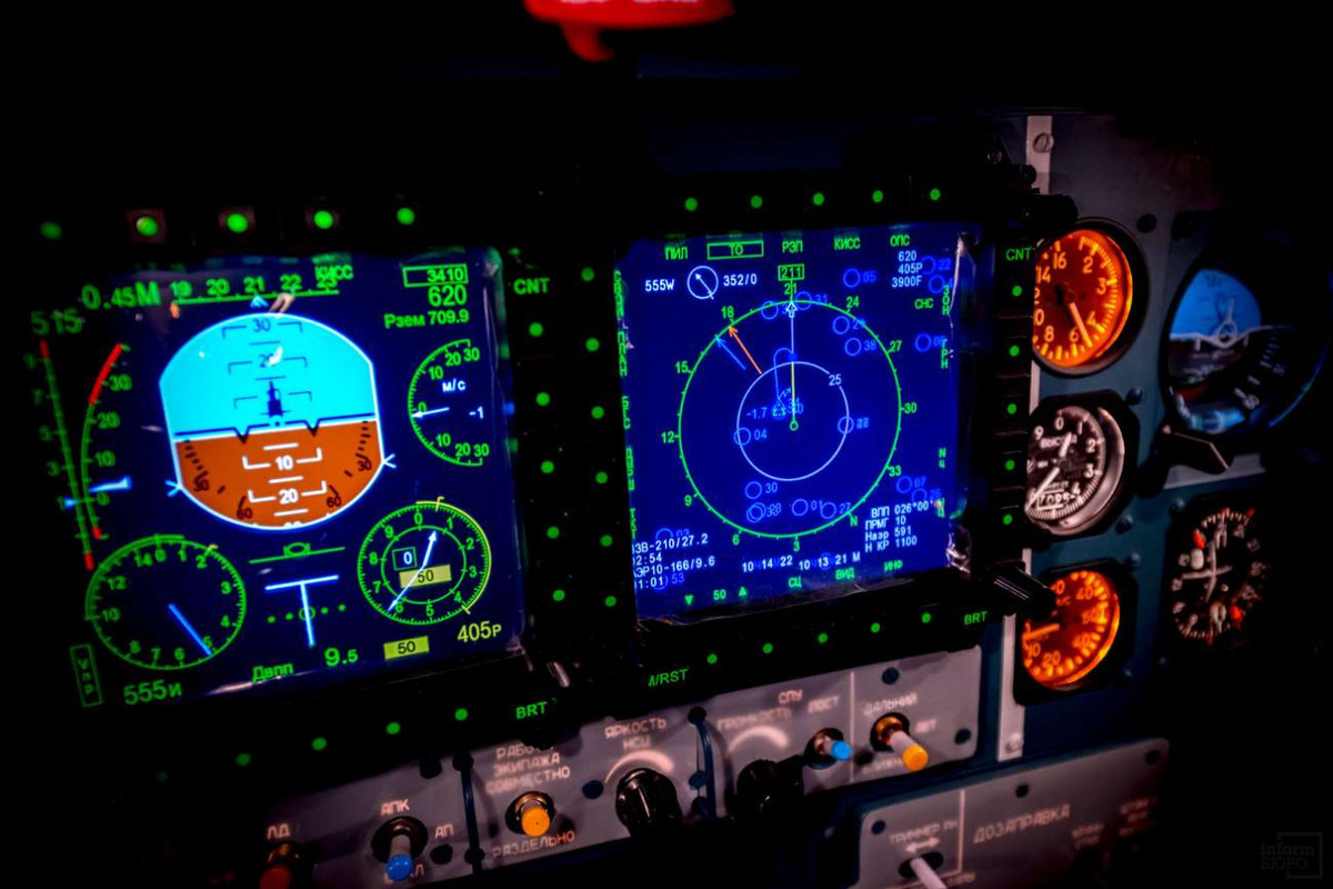 Đặc biệt, theo các chỉ huy căn cứ, trên trình giả lập, phi công học viên có thể thực hiện một cách thoải mái nhất việc sử dụng tên lửa - bom. Trong điều kiện thực hành thực tế, vì lý do chi phí mà việc này sẽ không được tổ chức thường xuyên nhất. Ảnh: Grigory Bedenko