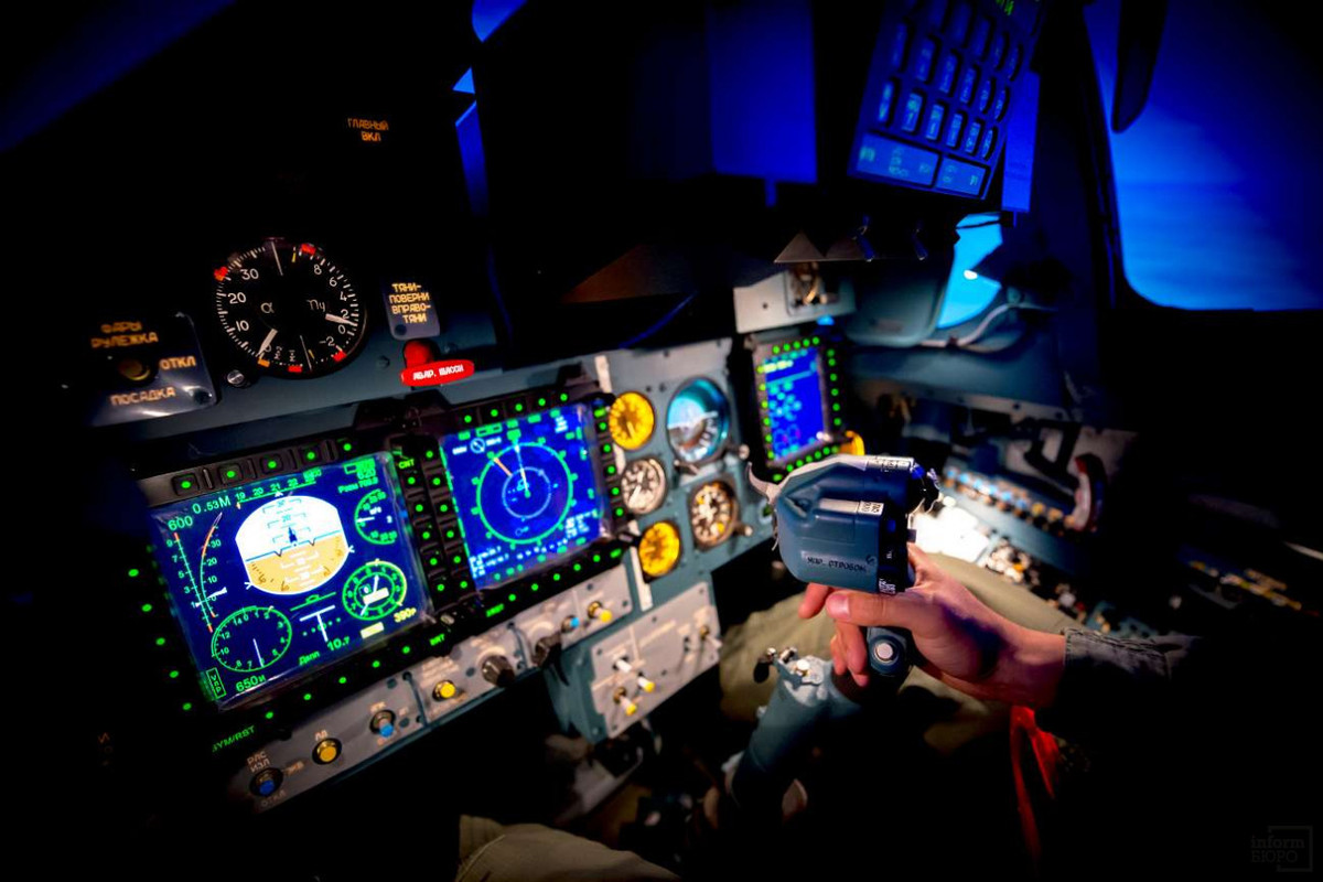 Khác với máy bay thật, hệ thống giả lập cho phép phi công tham gia xử lý các tình huống khẩn cấp khi máy bay gặp cự cố mà khi luyện tập trên máy bay thật khó làm được. Ảnh: Grigory Bedenko