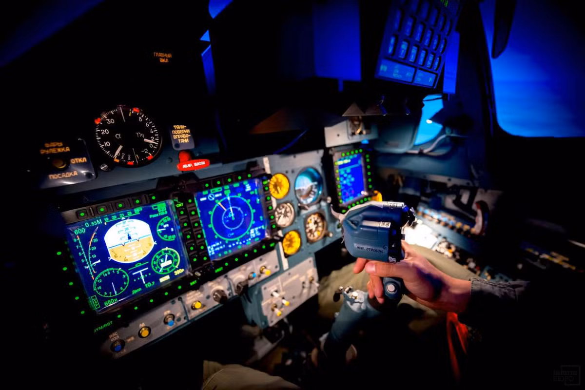 Khác với máy bay thật, hệ thống giả lập cho phép phi công tham gia xử lý các tình huống khẩn cấp khi máy bay gặp cự cố mà khi luyện tập trên máy bay thật khó làm được. Ảnh: Grigory Bedenko