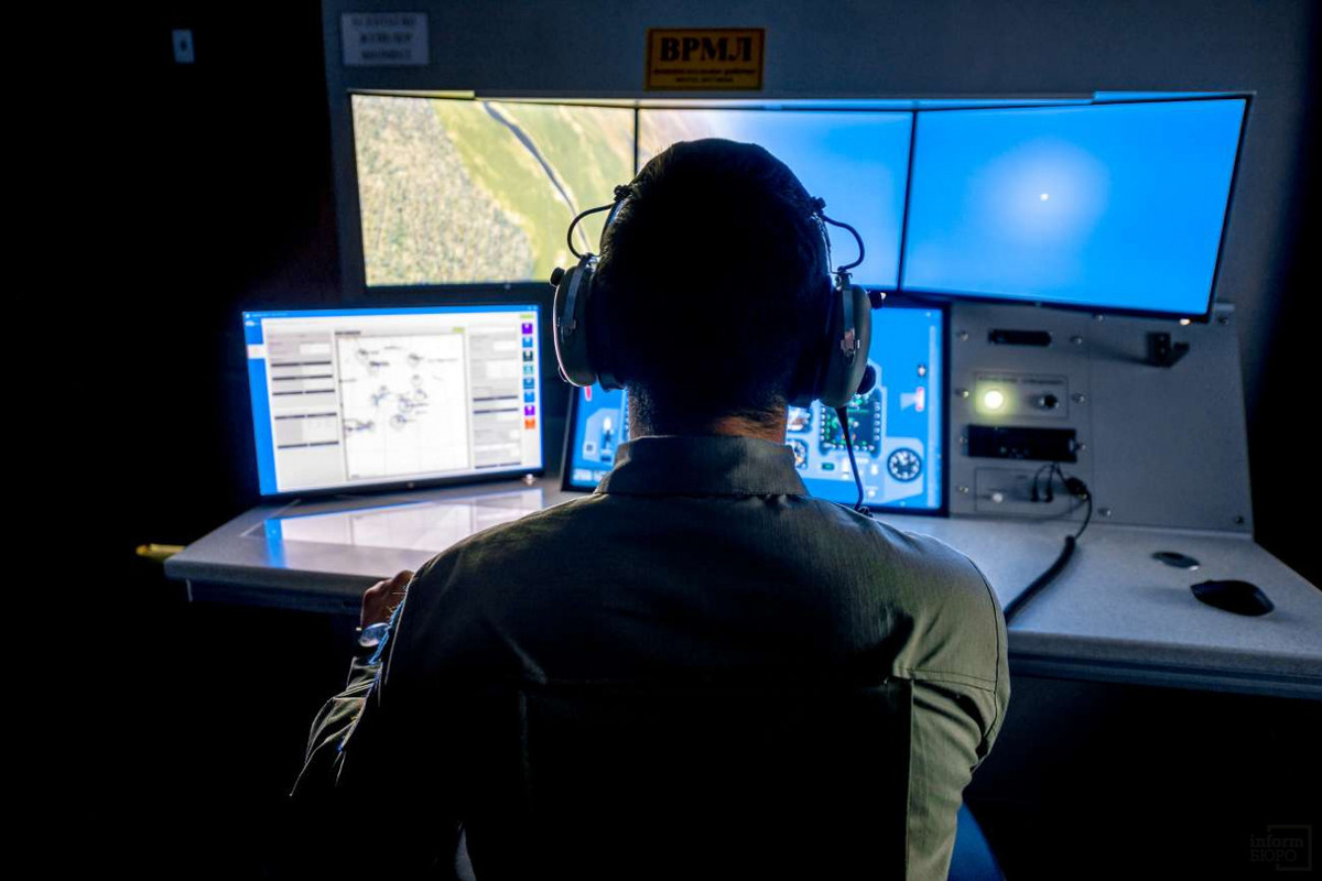 Vị trí làm việc của chuyên gia thực hiện giả lập các bài tập khác nhau phục vụ đào tạo phi công. Ảnh: Grigory Bedenko